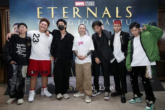 Binz cười tít mắt cùng team Rap Việt mùa 1 ra mắt bom tấn 'Eternals'