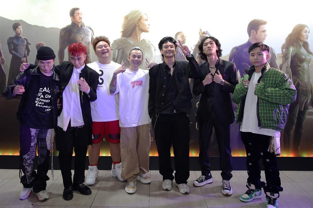 Binz cười tít mắt cùng team Rap Việt mùa 1 ra mắt bom tấn Eternals-1