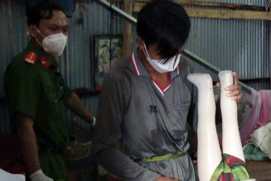 Chồng hờ dùng kìm nhổ răng, đánh đập con riêng của vợ đến chết