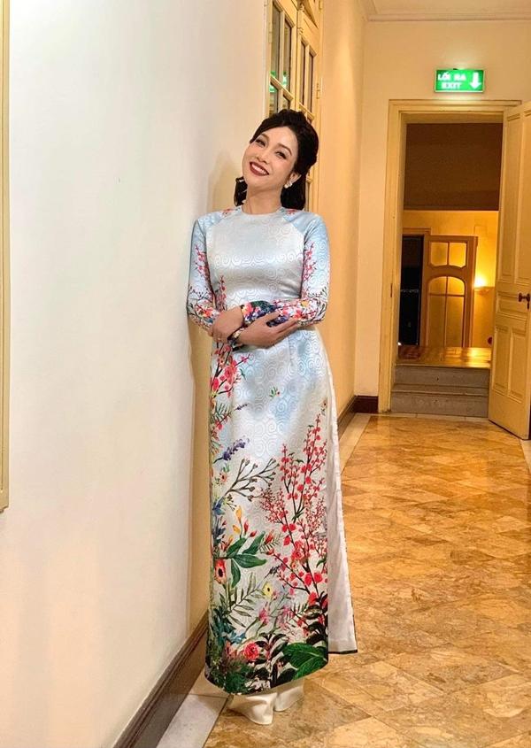 Diva Mỹ Linh duyên dáng trong tà áo dài truyền thống.