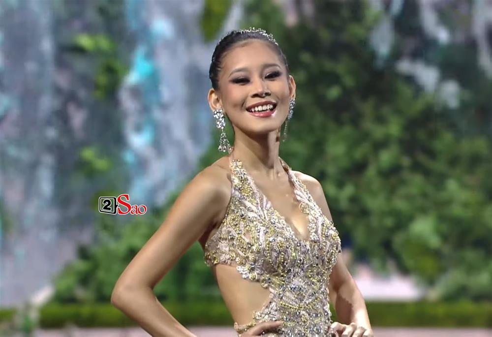 Đối thủ Thùy Tiên bị soi chiêu lấy lòng BTC Miss Grand 2021-2