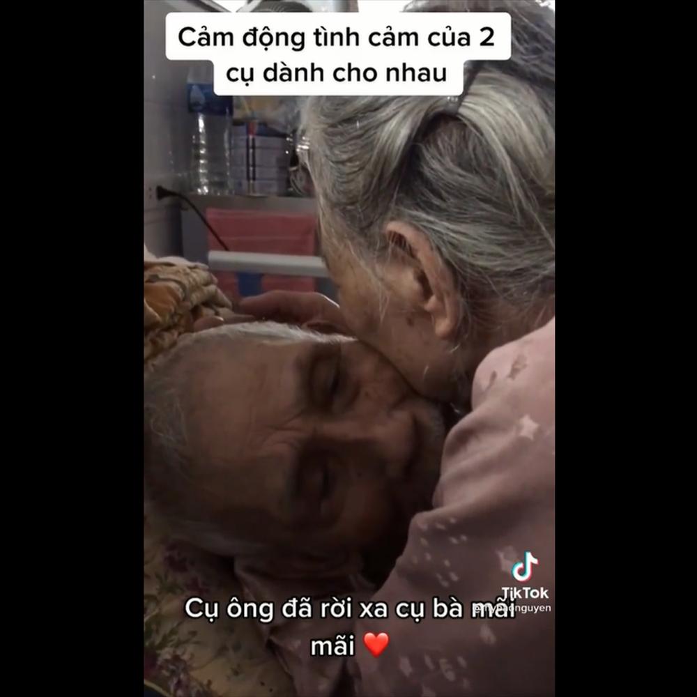 Rơi nước mắt cụ bà vĩnh biệt cụ ông, đời này chỉ cần 1 tình yêu như thế!-2