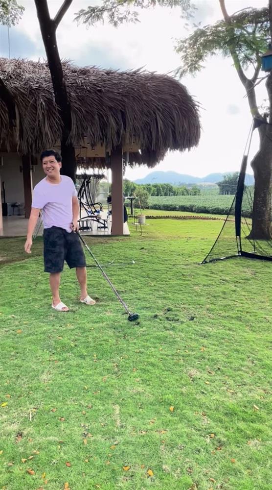 Sao nam Vbiz mặc quần short và đi dép tổ ong nhập hội... đánh golf!-2