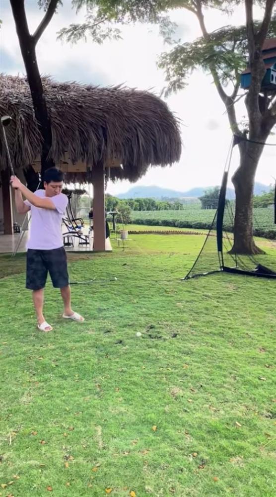 Sao nam Vbiz mặc quần short và đi dép tổ ong nhập hội... đánh golf!-3