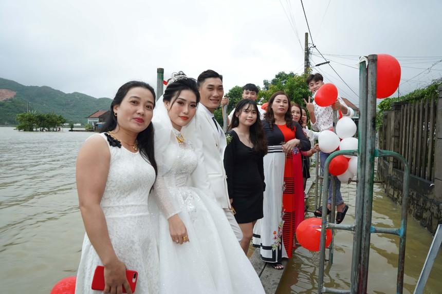 Cưới ngày lũ, chú rể làm cầu tạm dẫn vào nhà cô dâu-3