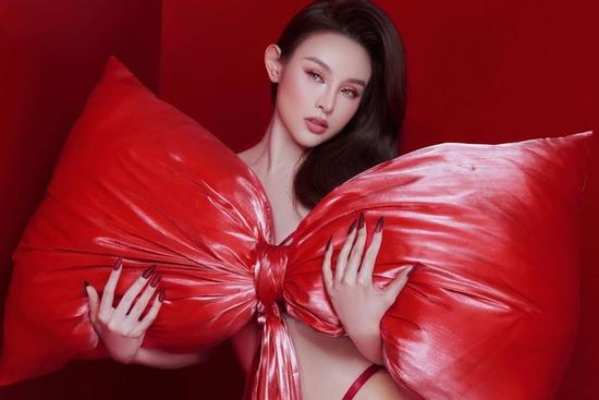 Huyền Baby hoá thân thành món quà, khoe đường cong bốc lửa