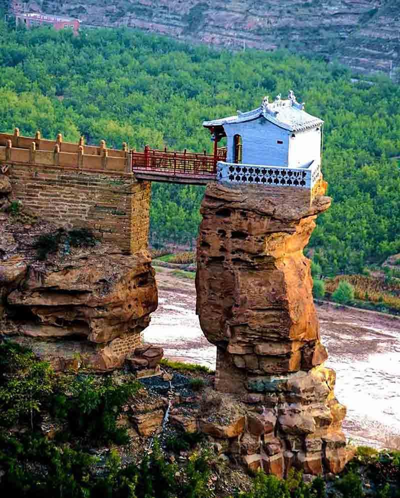 5 ngôi đền, chùa tọa lạc ở nơi cực kỳ nguy hiểm-3