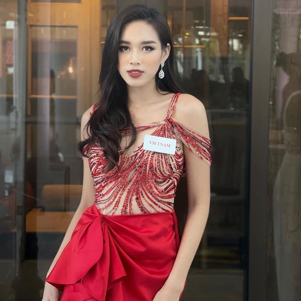 Đỗ Thị Hà mặc đầm xuyên thấu lấn át đương kim Miss World 2019-1