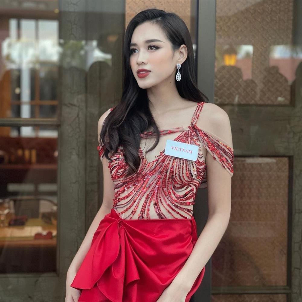 Đỗ Thị Hà mặc đầm xuyên thấu lấn át đương kim Miss World 2019-3