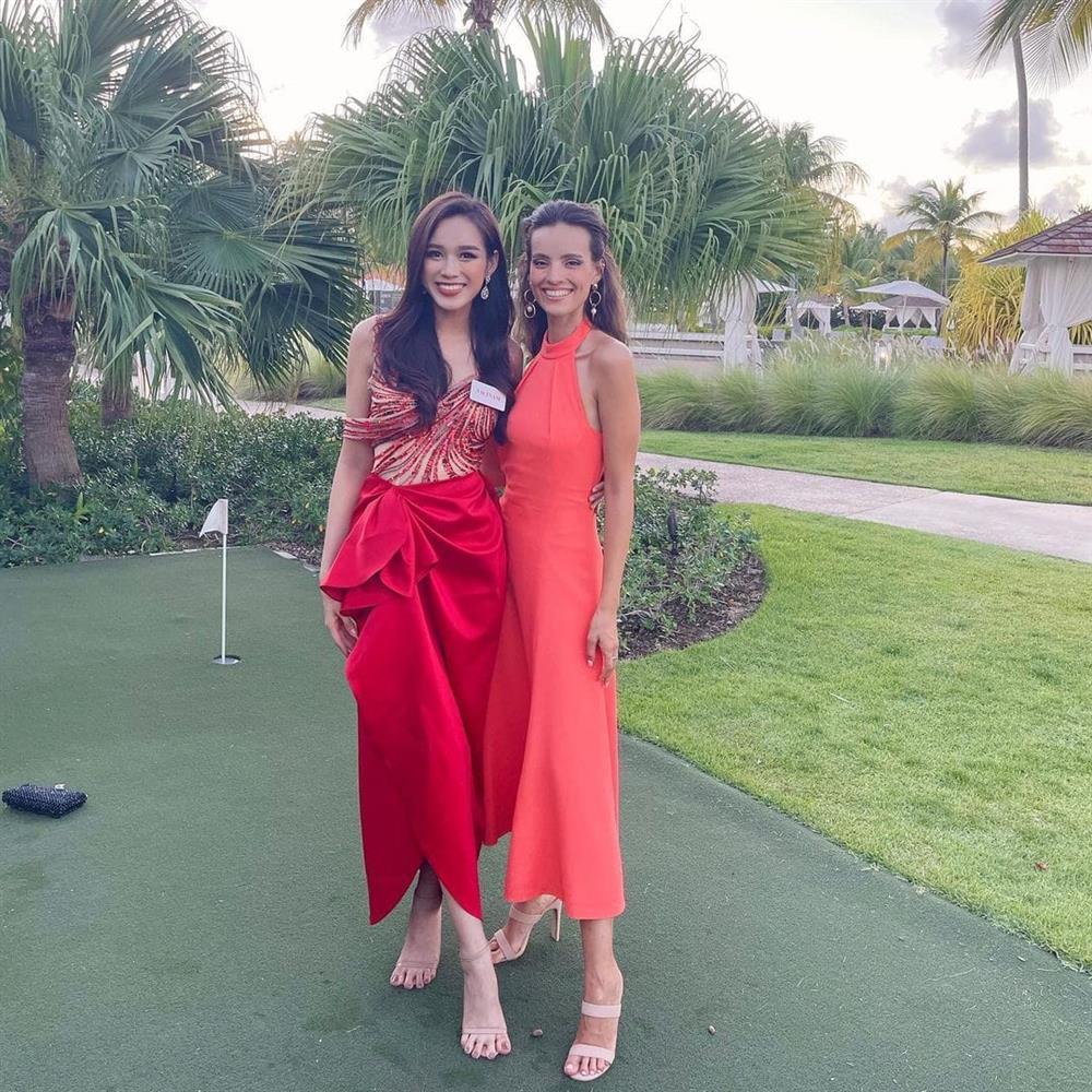 Đỗ Thị Hà mặc đầm xuyên thấu lấn át đương kim Miss World 2019-4