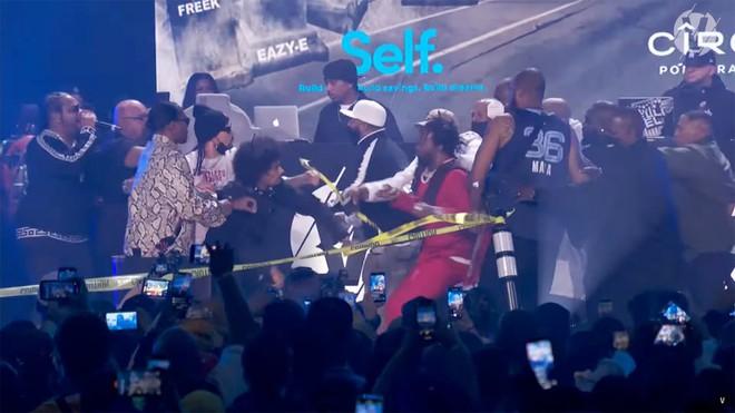 Nhóm rapper đánh nhau trên sóng trực tiếp-1