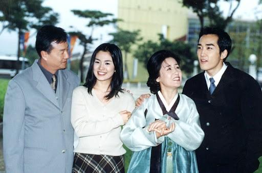 Trái Tim Mùa Thu (2000): Tham gia Trái Tim Mùa Thu là bước ngoặt trong sự nghiệp diễn xuất của Song Hye Kyo. Bộ phim xoay quanh câu chuyện tình yêu bi thương của Yun Joon Suh (Song Seung Hun) và Eun Suh (Song Hye Kyo). Cả hai có một tuổi thơ êm đềm và đẹp đẽ, trong một gia đình khá giả và ấm êm với thân phận là hai anh em.