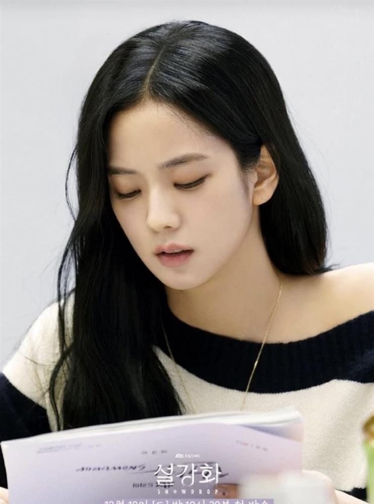 Jisoo makeup nhạt nhòa, mặt già nua lộ toàn bộ khuyết điểm-1