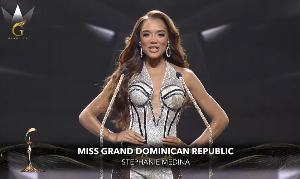 Thùy Tiên và dàn thí sinh chào sân-10