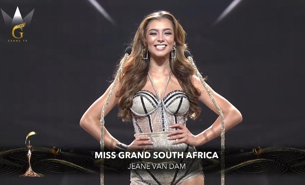 Thùy Tiên và dàn thí sinh chào sân-16