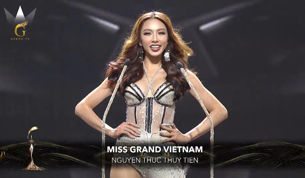 Thùy Tiên và dàn thí sinh chào sân-1