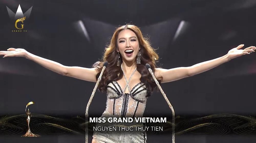 Thùy Tiên và dàn thí sinh chào sân-2