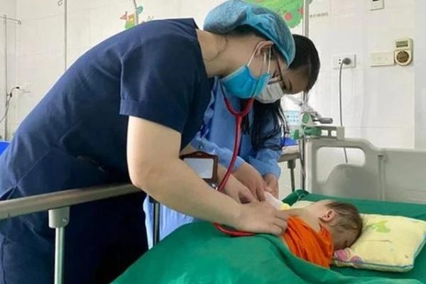 Bé 14 tháng tuổi vỡ tim, dập phổi do người thân đạp nhầm chân ga-1