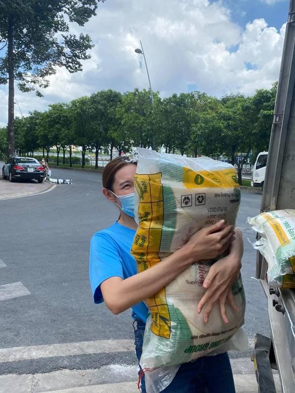 Khoảnh khắc Tân Hoa hậu Thuỳ Tiên chuẩn bị bếp ăn từ thiện mùa dịch gây bão trở lại-14