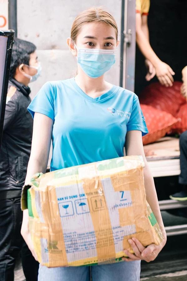 Khoảnh khắc Tân Hoa hậu Thuỳ Tiên chuẩn bị bếp ăn từ thiện mùa dịch gây bão trở lại-15