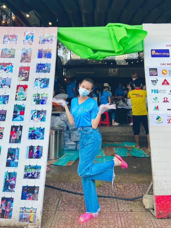 Khoảnh khắc Tân Hoa hậu Thuỳ Tiên chuẩn bị bếp ăn từ thiện mùa dịch gây bão trở lại-3