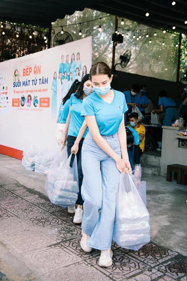 Khoảnh khắc Tân Hoa hậu Thuỳ Tiên chuẩn bị bếp ăn từ thiện mùa dịch gây bão trở lại-4