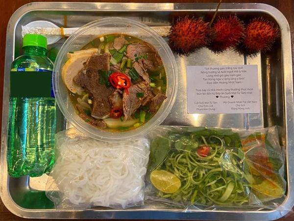 Khoảnh khắc Tân Hoa hậu Thuỳ Tiên chuẩn bị bếp ăn từ thiện mùa dịch gây bão trở lại-5