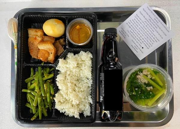 Khoảnh khắc Tân Hoa hậu Thuỳ Tiên chuẩn bị bếp ăn từ thiện mùa dịch gây bão trở lại-6