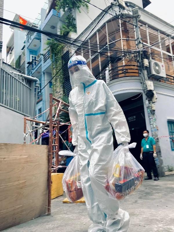 Khoảnh khắc Tân Hoa hậu Thuỳ Tiên chuẩn bị bếp ăn từ thiện mùa dịch gây bão trở lại-17