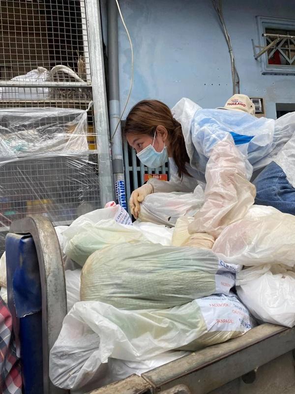 Khoảnh khắc Tân Hoa hậu Thuỳ Tiên chuẩn bị bếp ăn từ thiện mùa dịch gây bão trở lại-19