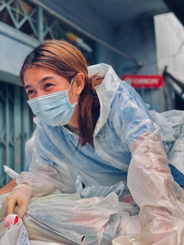 Khoảnh khắc Tân Hoa hậu Thuỳ Tiên chuẩn bị bếp ăn từ thiện mùa dịch gây bão trở lại-20