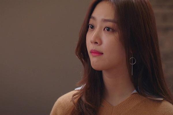 Ngày đầu tiên đi làm, vợ cay đắng nhìn chồng ôm bồ trẻ vào khách sạn-2