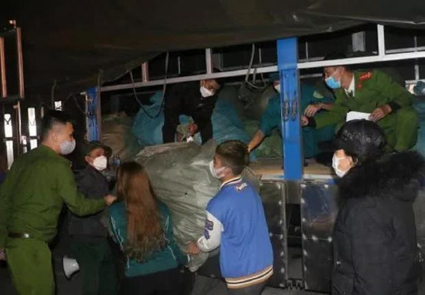 Vì sao công an thu giữ quần áo của shop bạo hành, làm nhục nữ sinh?-2