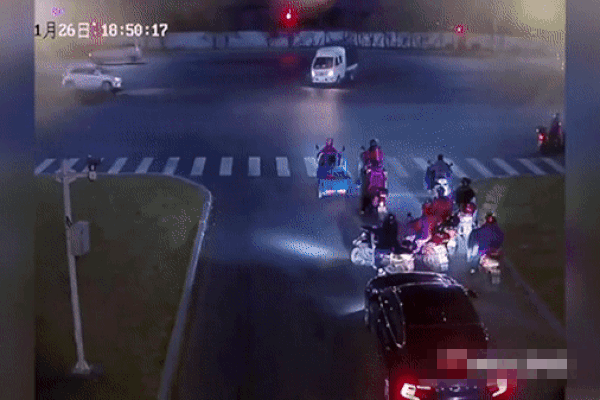 Ô tô đột nhiên bốc cháy trơ khung khi đỗ trên đường Tuệ Tĩnh-4