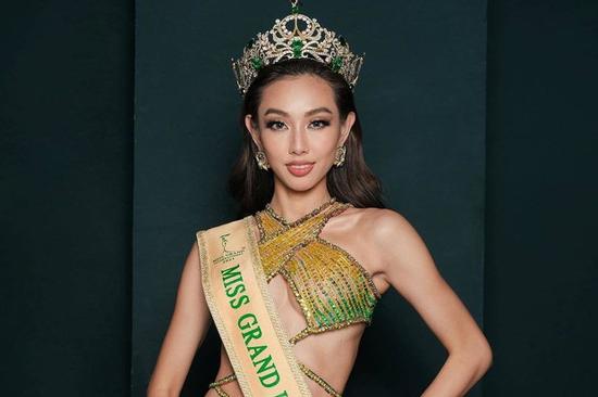 Sắc váy Thùy Tiên giống màu vương miện và chữ trên sash