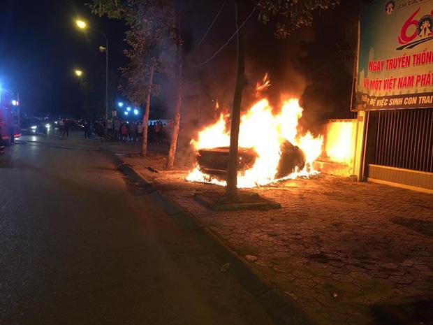 Ô tô đột nhiên bốc cháy trơ khung khi đỗ trên đường Tuệ Tĩnh-1