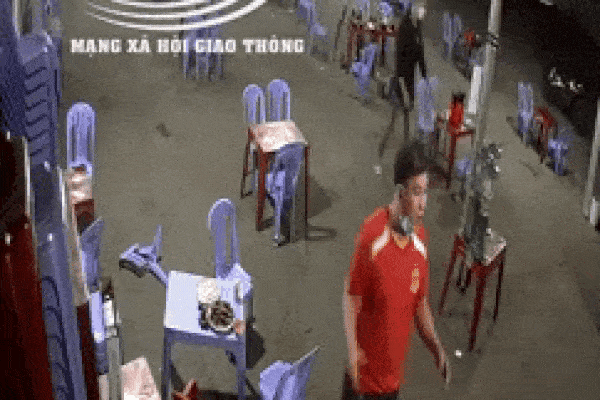 Clip: Nhóm người lao đến chém tới tấp 1 thanh niên đang hưởng trà-1