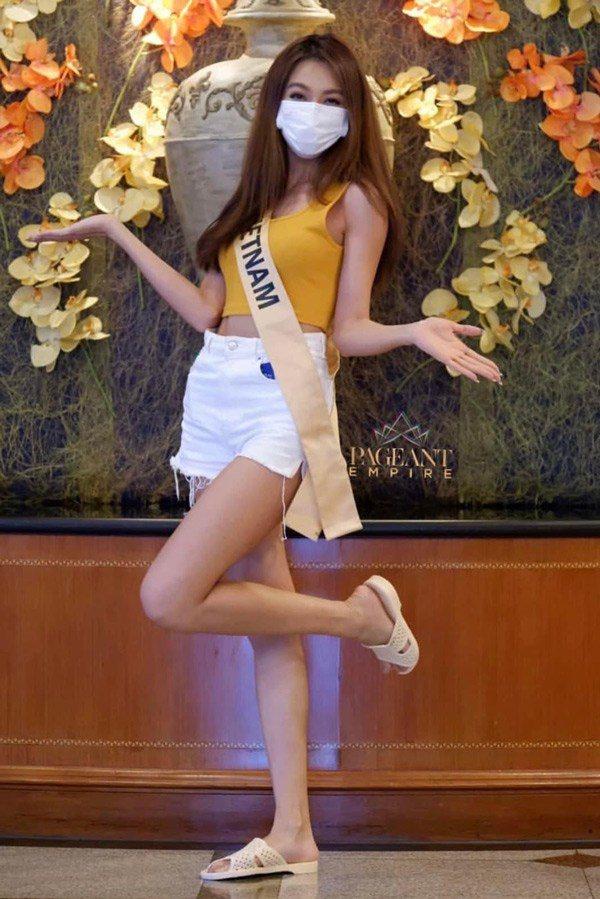 Thùy Tiên đầu đội vương miện Miss Grand International chân đi dép tổ ong - 2sao
