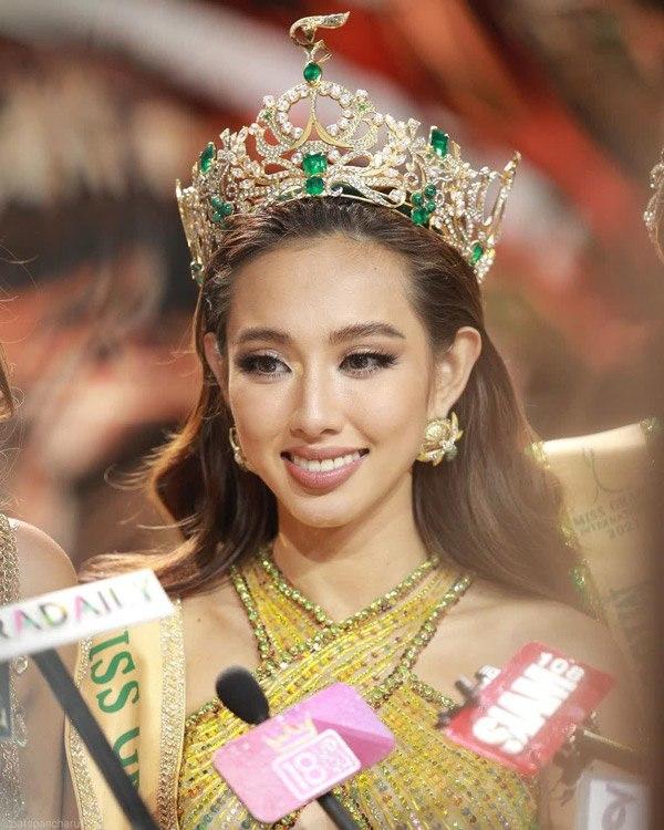 Thùy Tiên chân đi dép tổ ong đầu đội vương miện Miss Grand 12 tỷ-5