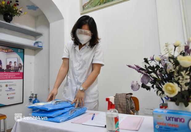 Học sinh lớp 12 ở Hà Nội đi học trở lại sau 7 tháng nghỉ dịch-3