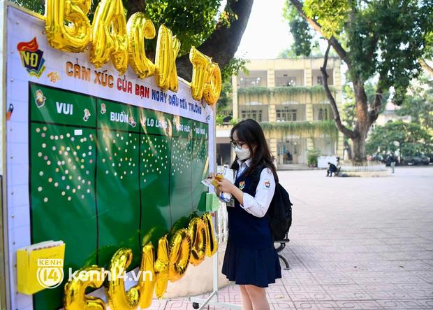 Học sinh lớp 12 ở Hà Nội đi học trở lại sau 7 tháng nghỉ dịch-7