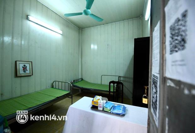 Học sinh lớp 12 ở Hà Nội đi học trở lại sau 7 tháng nghỉ dịch-9