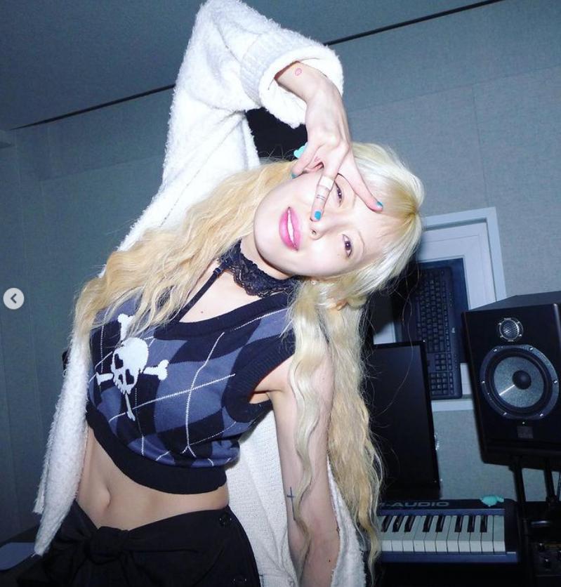 Mùa đông lạnh giá nhưng HyunA mix đồ thời trang phang thời tiết-9