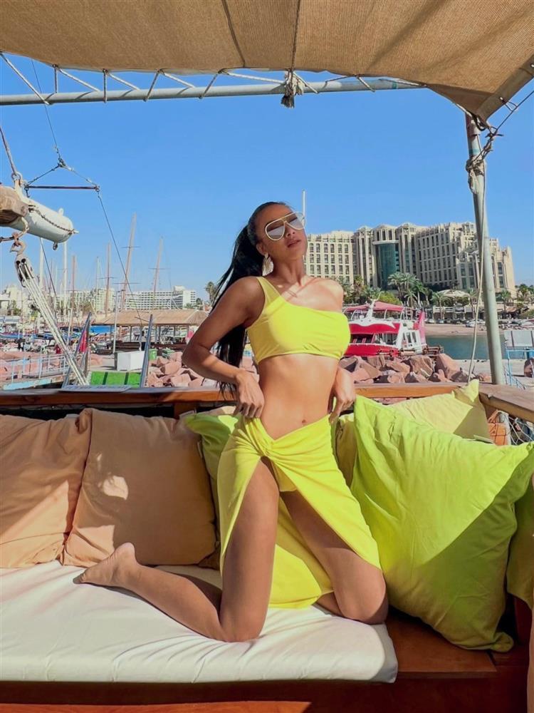 Kim Duyên lần đầu diện bikini khoe cơ bụng hết sảy ở Miss Universe-2