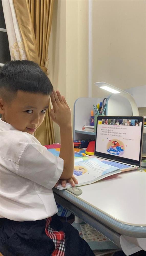 Đang dạy con học ngủ quên, Văn Quyết bị quý tử bóc phốt-1