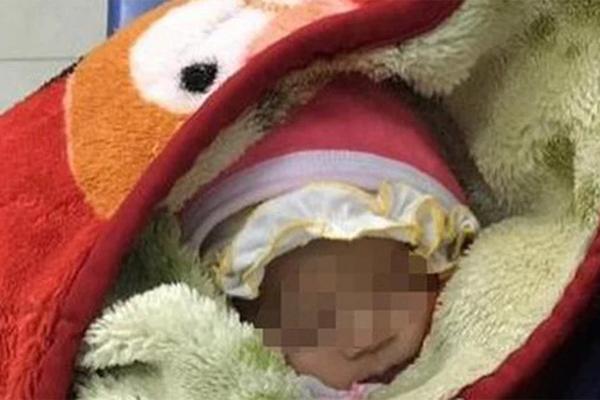 Bé gái bị bỏ trong thùng xốp ven đường lúc rạng sáng-1