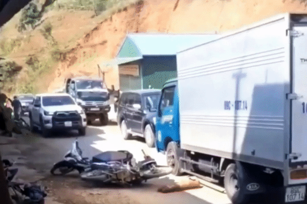 Clip: Xe điên cán nát hàng loạt xe máy rồi tăng ga bỏ chạy-1