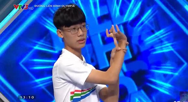 Nam sinh Olympia bị ném đá vì ăn mừng thái quá trên truyền hình-1