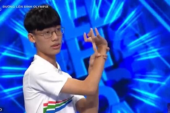 Nam sinh Olympia bị 'ném đá' vì ăn mừng thái quá trên truyền hình