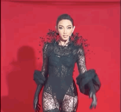 Đến Thùy Tiên cũng có lúc xu cà na vì váy áo lộ phụ tùng-4